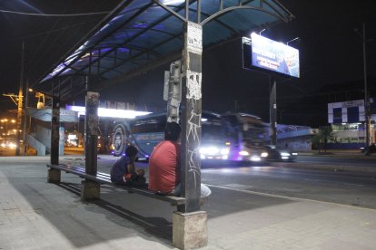Los paraderos de  buses se muestran desolados desde las 20:00 debido al temor que sienten los ciudadanos a estar fuera de casa.  2. Los buses que transitan en las noches lucen vacíos.