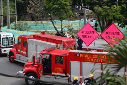 Bomberos hacen presencia en la zona donde se accidentó la aeronave perteneciente a la Fuerza Aeroespacial Colombiana (FAC).