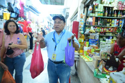 El comentarista deportivo salió contento con sus compras.