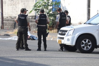 Las víctimas fueron encontradas cerca de la vereda, junto a un charco de sangre.