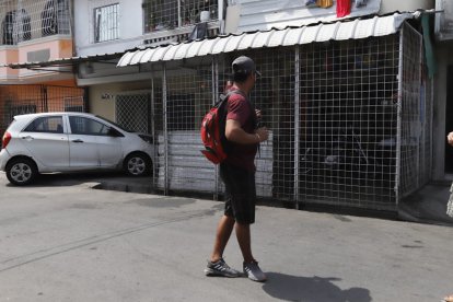 El dueño de un asadero de pollos recibió un tiro.