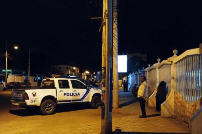 La policía trata de ubicar al atacante que dejó dos víctimas en un bar de Muey.