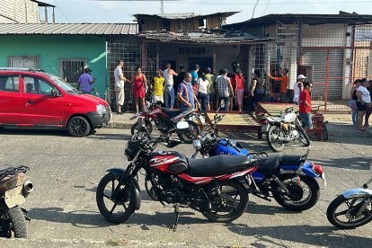 El primer tiroteo fue en un taller de mecánica.