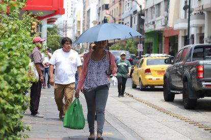 María Limones se paseaba con su  paraguas para cubrirse del sol.