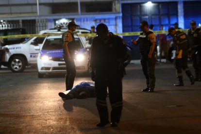 Policía llegó al lugar para realizar las investigaciones de lo ocurrido.