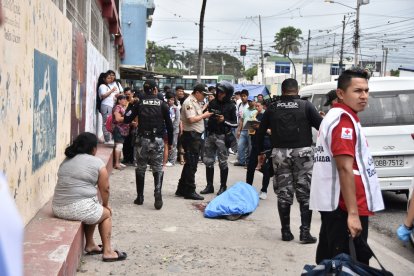 El asesinato ocurrió mientras unos estudiantes salían de clases y otros ingresaban.