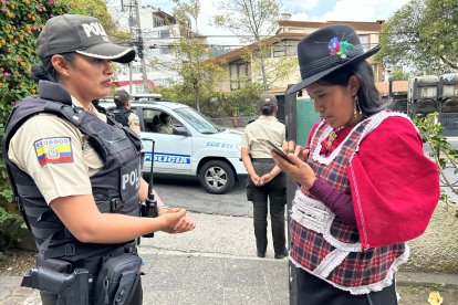 La oficial Erika Chiquito le enseña a María Roldán cómo usar el botón de pánico desde su celular