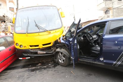 El ataque provocó que la víctima se estrelle con otro vehículo.