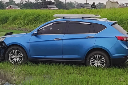 El vehículo de la víctima quedó en medio de un sembrío de arroz.