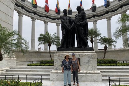 María Gómez (derecha) fue la guía turística de Mercedes Rivera, de Tulcán, quien no pisa la ciudad hace tres décadas.