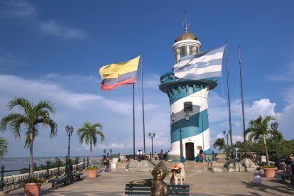 Subiendo los 444 escalones del faro ubicado en el cerro Santa Ana, podrás hallar una escultura de Juan Pueblo y la bandera de Guayaquil.