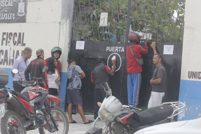 En los exteriores de los planteles padres de familia están pendientes de sus hijos, mientras ellos se educan.