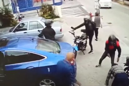 El momento del violento atraco.