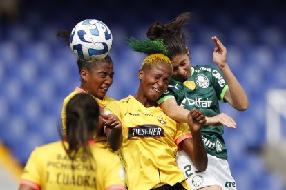Barcelona (amarillo) cayó ante Palmeiras, en el arranque de la Copa Libertadores Femenina.