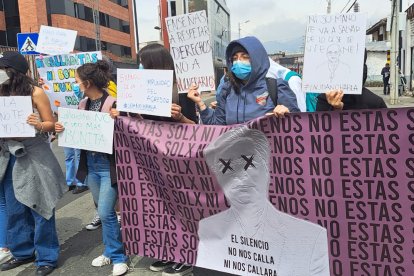 Estudiantes denuncian presunto acoso de un profesor.