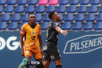 Según el presidente de Libertad, Marlon Granda, Jordan Chillambo (i) se agachó en el gol de Anthony Landázuri.