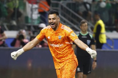 Sergio Romero portero de Boca celebra al ganar la serie de penaltis, en un partido de las semifinales de la Copa Libertadores entre Palmeiras y Boca Juniors en el estadio Allianz Parque en Sao Paulo (Brasil).