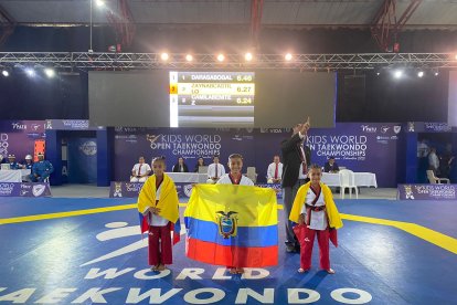 Zaynab Castillo, orgullosa con la bandera de Ecuador, en la competencia internacional.