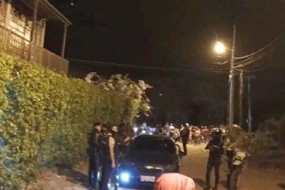 Dentro del vehículo en el cual se movilizaban, quedaron sin vida Víctor Bohórquez Crespín y Mariela Yagual de la A.