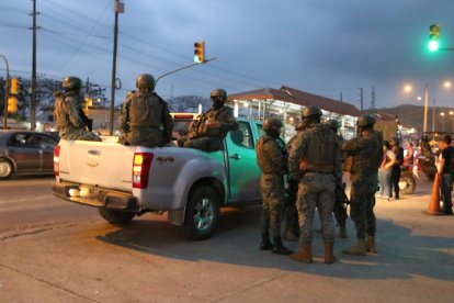 Hombres de la Policía arribaron al lugar para atender la emergencia.