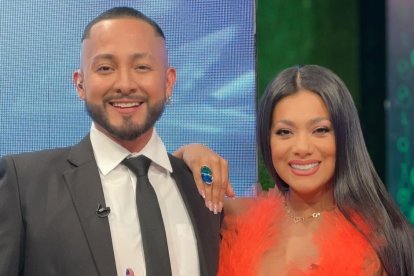 Santiago Castro y Dora West dejan ver en  la pantalla su distanciamiento.