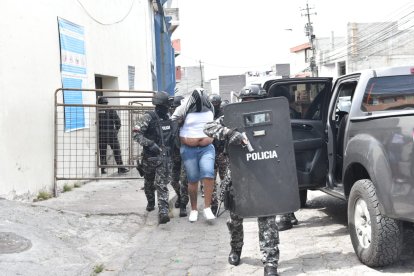Dos reos de El Inca fueron retirados con alto resguardo tras hallazgo de cadáver.
