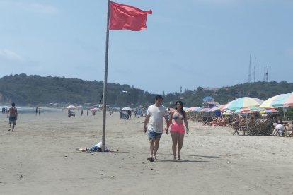 Los turistas llegan a las playas peninsulares.