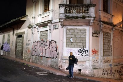 CASAS PATRIMONIALES ABANDONADAS . René Fraga. Quito 4 octubre del 2023 Agencia ( ag - exreso ag extra )En un tramo de la calle Ambato hay tres casas  con las ventanas tapadas con bloques.
