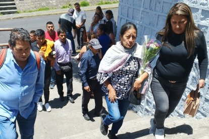 La esposa de Agustín Espín fue con flores a la morgue para retirar su cuerpo.