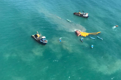 Dos tripulantes se encuentran desaparecidos.