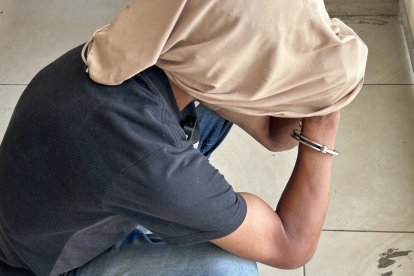 José  tiene varios tatuajes 
que lo identifican a que organización delictiva pertenece. También enseña a disparar a niños.