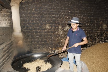 El proceso de tueste de la cebada es lo que le da el sabor característico a la máchica. Se hace en leña.