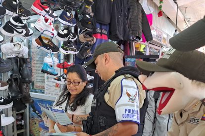 Policías hablan con dueños de negocios para que sepan cómo actuar ante un delito.