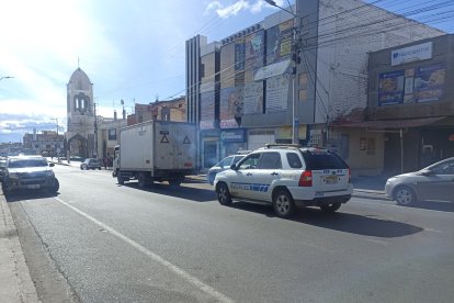 En la parroquia Santa Rosa el servidor policial pidió ayuda después que lo asaltaron.