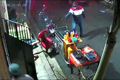 Momento en que un sujeto armado se acerca hacia el ciudadano y le dispara varias veces.