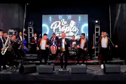 Con la orquesta La Propia, 'meneando el esqueleto' y cantando.