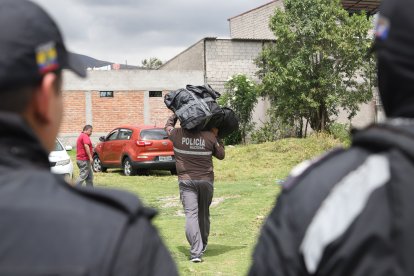 Un agente lleva el coche de la bebita de Karen, en donde fue colocado su cuerpo. Es una de las pruebas que fueron llevadas a la reconstrucción.