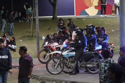 Los policías irrumpieron un evento en Cuenca.