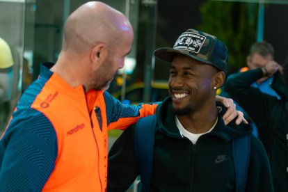 John Yeboah (d) fue recibido en la Casa de la Selección, por el estratega español Félix Sánchez.