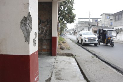 Los pilares de una casa se afectaron por las detonaciones.