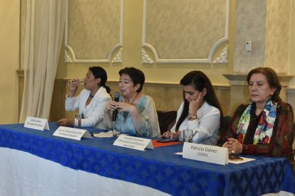 Representantes de organizaciones de mujeres expusieron  las exigencias a los postulantes a la Presidencia.