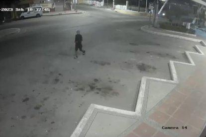 Una cámara de seguridad captó al sujeto, quien es de contextura delgada y piel trigueña.