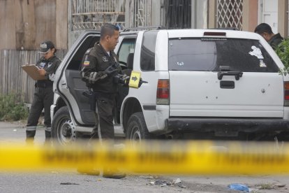 Personal policial llegó al lugar a recabar indicios del crimen.