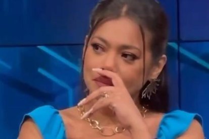 Captura de pantalla en donde la presentadora de farándula, Dora West, reacciona a una discusión.