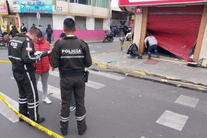 Los delincuentes destrozaron las puertas para entrar y llevarse el dinero del cajero.