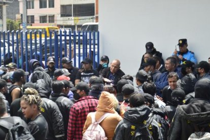 Guardias de seguridad se tomaron la Estación de El Recreo para exigir el pago de sus sueldos.
