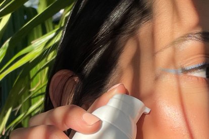 Además de ser un inhibidor de radicales libres que producen manchas y envejecimiento cutáneo, el protector solar es un antiage.