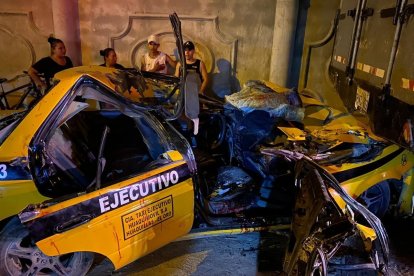 El conductor quedó aprisionado dentro del vehículo destruido.