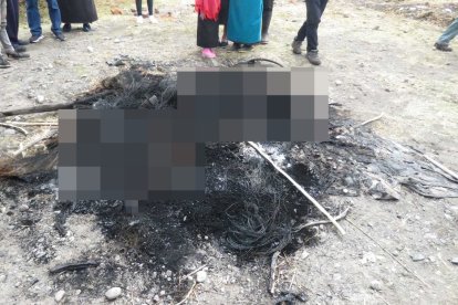 Sobre una ‘montonera’ habrían colocado a la víctima. Una testigo cree que fue para que se quemara bien.