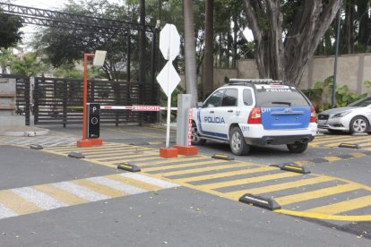 Al conjunto residencial llegaron agentes policiales para investigar este crimen.